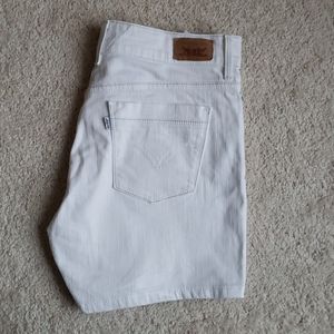 Levi Women's Shorts Size 8 in white